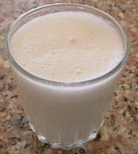 кунжутное молоко в стакане